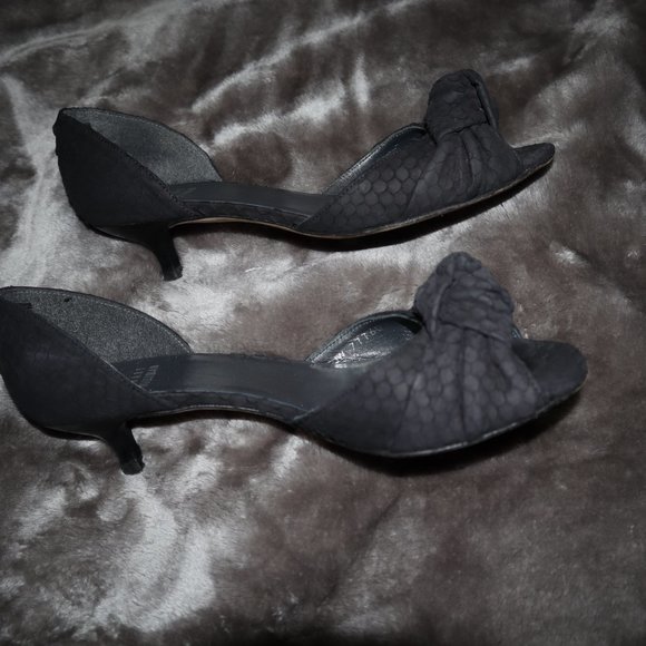 Stuart Weitzman Navy Kitten Heels, Size 7.5 - Picture 4 of 4